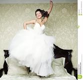 Фото невеста босиком в платье на кровате