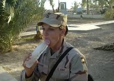 Американские девушки солдаты сосут