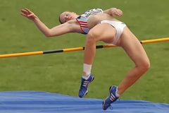 Фото спортсменок со снятыми трусами
