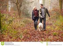 Фото пара на прогулке в лесу