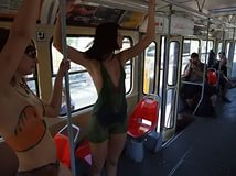 Трахнул девку в трамвае
