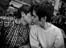 Красивая пара геев целуются