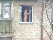 Голая девка за окном