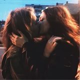 Фото где две девушки целуються