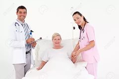 Русская медсестра и пациент в постели отличном качестве