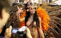 Самые яркие и сексуальные девушки бразильского карнавала фото