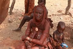 Голые груди аборигенов африки
