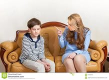 Мама с сыном на диване