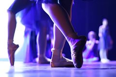 Голые балерины и гимнастки в одних танцевальных чешках или тапочках