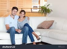 Красивая пара на диване